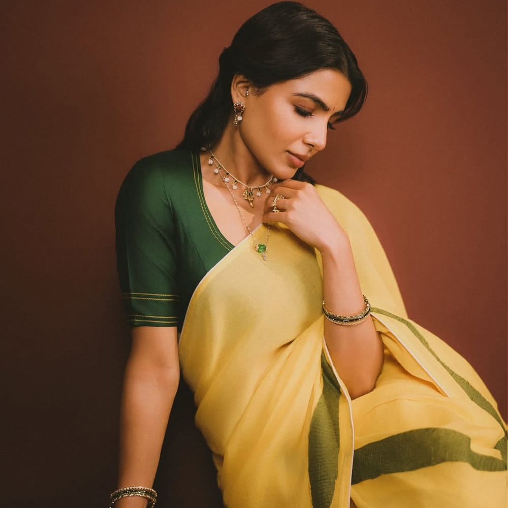 నివేదికల ప్రకారం, పోషకాహార నిపుణురాలు రాశి చౌదరితో ఒక పాడ్కాస్ట్ ఇంటర్వ్యూలో సమంత రూత్ ప్రభు తాను ప్రతిరోజూ పరిమిత మొత్తంలో ప్రోటీన్ తీసుకుంటానని వెల్లడించారు. మయోసైటిస్ చికిత్స తర్వాత తన ఆహారపు అలవాట్లను మార్చుకున్నానని, సూపర్ఫుడ్స్ను ఆహారం నుండి తొలగించానని ఆమె తెలిపారు. "నేను 100 గ్రాముల ప్రోటీన్ తీసుకుంటాను, నా బరువు 50 కిలోలు" అని సమంత రూత్ ప్రభు అన్నారు. ఆమె ఈ విషయం చెప్పడం అందరినీ ఆశ్చర్యపరిచింది. ఆమె తన ఆహారం విషయంలో ఎంత శ్రద్ధ వహిస్తుందో ఈ మాటలే తెలియజేస్తున్నాయి.