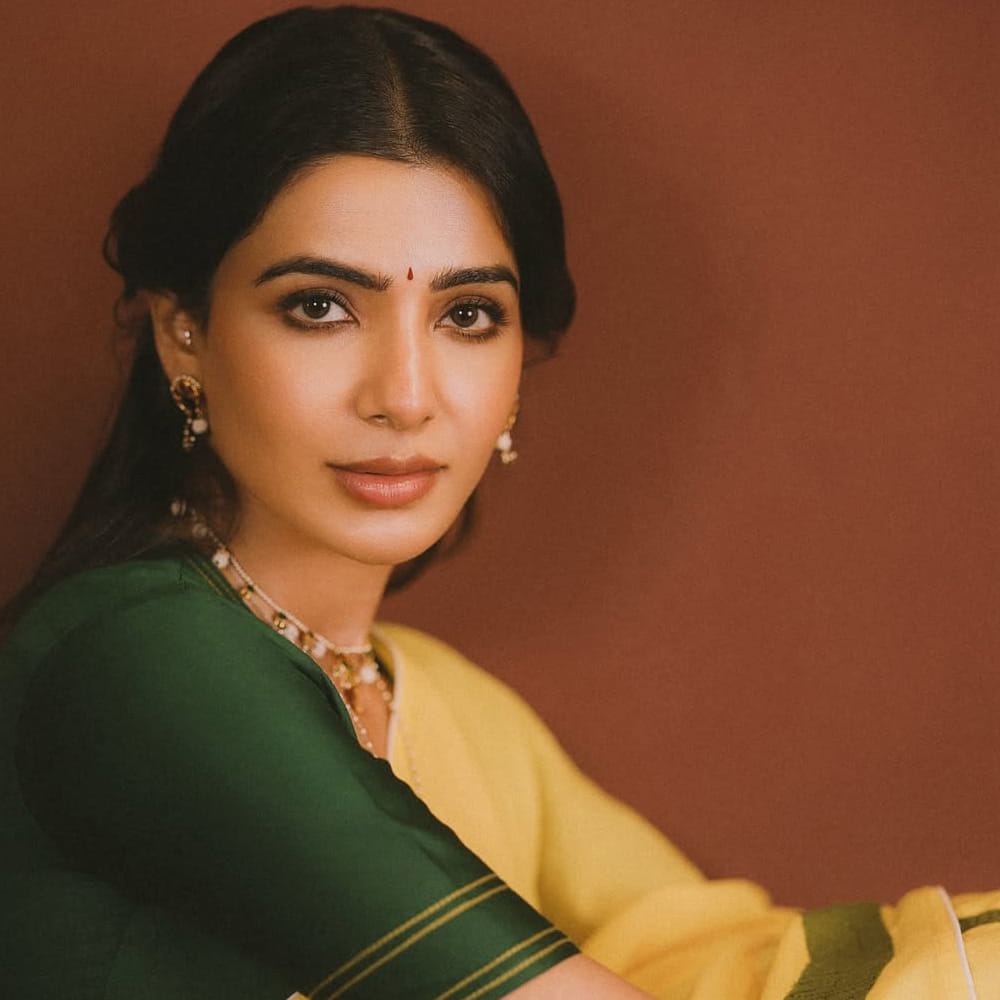 ఈ షోలో ప్రముఖ దర్శకురాలు నందిని రెడ్డి సమంత గురించిన ఒక ఆసక్తికరమైన విషయాన్ని బయటపెట్టారు. సమంత చిన్నప్పటి నుండి చదువులో టాపర్ అని, ఆమెకు ఆస్ట్రేలియా వెళ్లి ఉన్నత చదువులు చదవాలని ఎంతో కోరికగా ఉండేదని తెలిపారు. దీనిపై సమంత స్పందిస్తూ.. అవును, అది నిజమేనని ఒప్పుకున్నారు. ఒకవేళ తన తల్లిదండ్రులు ఆర్థికంగా స్థోమత ఉండి, తనను చదువు కోసం విదేశాలకు పంపించి ఉంటే, ఈరోజు తాను సినిమా ఇండస్ట్రీలోకి వచ్చేదాన్ని కాదని, అసలు హీరోయిన్ అయ్యేదాన్ని కూడా కాదేమోనని అన్నారు.