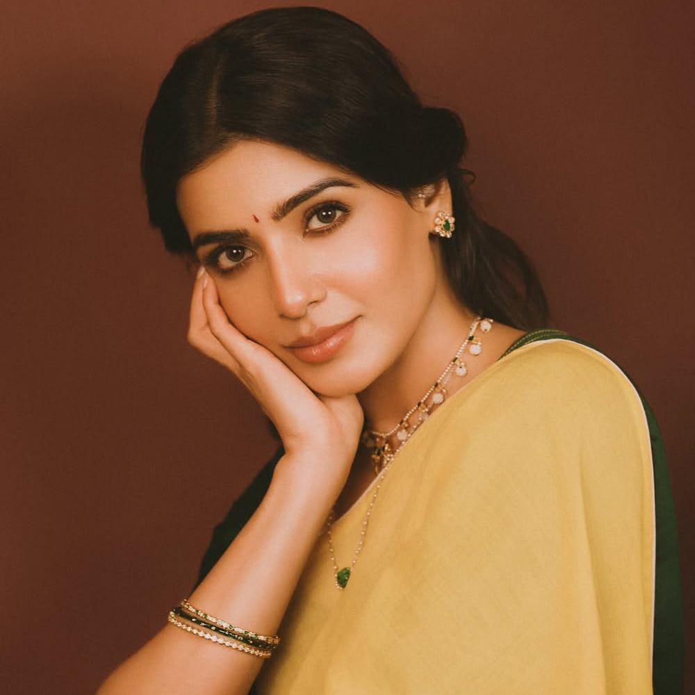 ఈ షోలో ప్రముఖ దర్శకురాలు నందిని రెడ్డి సమంత గురించిన ఒక ఆసక్తికరమైన విషయాన్ని బయటపెట్టారు. సమంత చిన్నప్పటి నుండి చదువులో టాపర్ అని, ఆమెకు ఆస్ట్రేలియా వెళ్లి ఉన్నత చదువులు చదవాలని ఎంతో కోరికగా ఉండేదని తెలిపారు. దీనిపై సమంత స్పందిస్తూ.. అవును, అది నిజమేనని ఒప్పుకున్నారు. ఒకవేళ తన తల్లిదండ్రులు ఆర్థికంగా స్థోమత ఉండి, తనను చదువు కోసం విదేశాలకు పంపించి ఉంటే, ఈరోజు తాను సినిమా ఇండస్ట్రీలోకి వచ్చేదాన్ని కాదని, అసలు హీరోయిన్ అయ్యేదాన్ని కూడా కాదేమోనని అన్నారు.