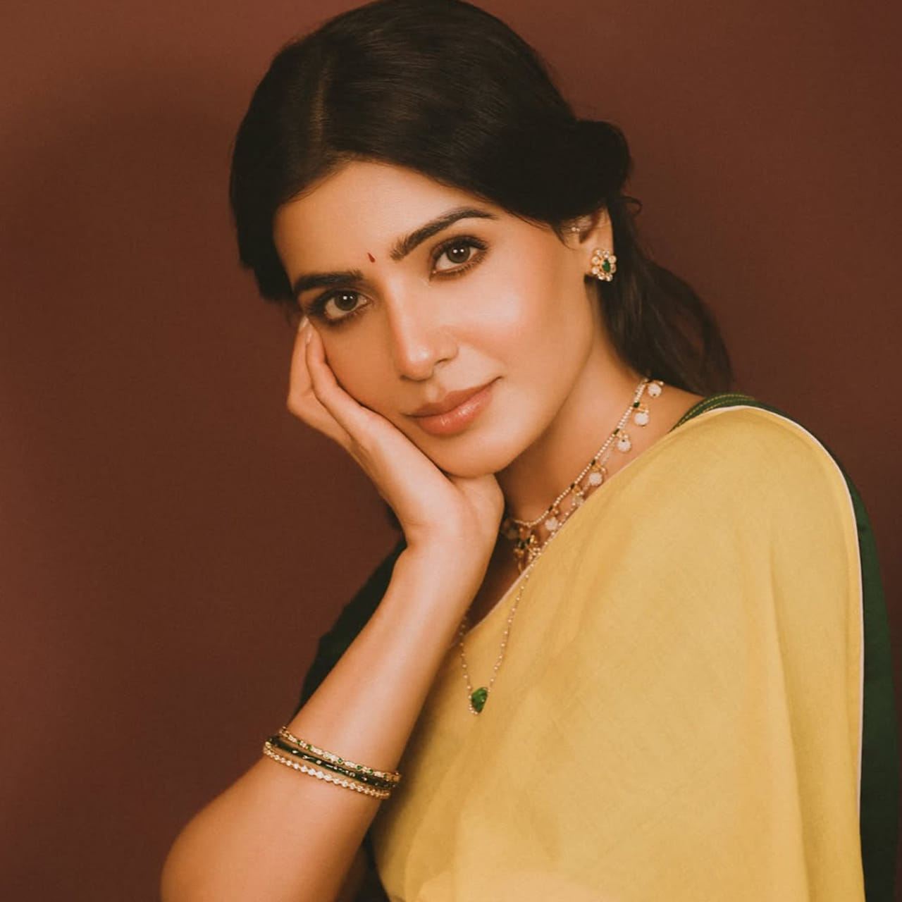 'మా ఇంటి బంగారం' సినిమాతో కంబ్యాక్ ఇచ్చింది సమంత. ఈ మూవీ విడుదలకు ముందు సమంత రూత్ ప్రభు తన భర్త రాజ్ నిడిమోరుతో కలిసి తిరుపతిని సందర్శించారు. ఆ తర్వాత ఆమె ఈ చిత్రం సక్సెస్ సెలబ్రేషన్లలో ఆమె బేబీ బంప్ తో కనిపించడంతో ఆమె ప్రెగ్నెంట్ అనే ప్రచారం మొదలైంది. అయితే, దీనిపై ఎలాంటి అధికారిక ధృవీకరణ లేదు. సమంత చాలా ఆరోగ్యంగా. యాక్టివ్ గా కనిపించారు. తన ఆరోగ్యం పట్ల ఎంతో శ్రద్ధ తీసుకుంటారు. కొన్నాళ్ల క్రితం ఆమెకు మయోసైటిస్ వ్యాధి ఉన్నట్లు నిర్ధారణ అయింది. ఇందుకోసం ఆమె ప్రత్యేక చికిత్స కూడా తీసుకున్నారు.