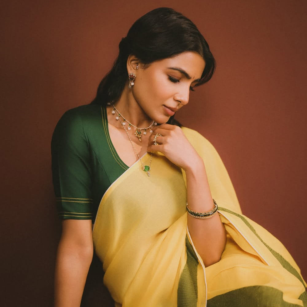 ఇలాంటి యాక్షన్ సీన్స్ తెరపై సహజంగా పండాలంటే శారీరక దృఢత్వం చాలా అవసరమని, అందుకే తాను ఫిట్నెస్ , వర్కవుట్స్ విషయంలో ఎప్పుడూ రాజీ పడనని స్పష్టం చేశారు. సమంత రూత్ ప్రభు ప్రధాన పాత్రలో నటిస్తున్న లేటెస్ట్ యాక్షన్ డ్రామా చిత్రం ‘మా ఇంటి బంగారం’. సమంత దాదాపు లాంగ్ గ్యాప్ తర్వాత తెలుగులో పూర్తి స్థాయి లేడీ ఓరియెంటెడ్, కమర్షియల్ ఎంటర్టైనర్గా ఈ సినిమాతో ప్రేక్షకుల ముందుకు రాబోతున్నారు.
