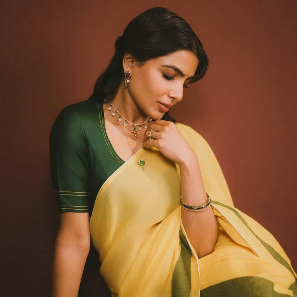 ఇలాంటి యాక్షన్ సీన్స్ తెరపై సహజంగా పండాలంటే శారీరక దృఢత్వం చాలా అవసరమని, అందుకే తాను ఫిట్నెస్ , వర్కవుట్స్ విషయంలో ఎప్పుడూ రాజీ పడనని స్పష్టం చేశారు. సమంత రూత్ ప్రభు ప్రధాన పాత్రలో నటిస్తున్న లేటెస్ట్ యాక్షన్ డ్రామా చిత్రం ‘మా ఇంటి బంగారం’. సమంత దాదాపు లాంగ్ గ్యాప్ తర్వాత తెలుగులో పూర్తి స్థాయి లేడీ ఓరియెంటెడ్, కమర్షియల్ ఎంటర్టైనర్గా ఈ సినిమాతో ప్రేక్షకుల ముందుకు రాబోతున్నారు.