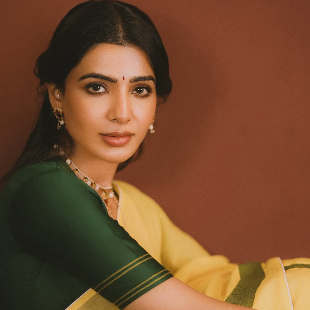 అప్పట్లో తన ఆహారపు అలవాట్ల విషయంలో తాను అంత కఠినంగా ఉండేదాన్ని కాదని సమంత తెలిపింది. ప్రముఖ పోషకాహార నిపుణుడితో జరిగిన ఒక ప్రత్యేక సంభాషణలో, సమంత తన పాఠశాల రోజుల గురించి మనసు విప్పి మాట్లాడింది. అప్పట్లో బరువు పెరగడం గురించి తాను ఎప్పుడూ ఆందోళన చెందనందున, పెద్దగా ఆలోచించకుండా తనకు నచ్చింది తినేదాన్నని ఆమె చెప్పింది. తనకు మయోసైటిస్ అనే అరుదైన ఆటో ఇమ్యూన్ వ్యాధి ఉన్నట్లు నిర్ధారణ అయిన తర్వాత ఇదంతా పూర్తిగా మారిపోయిందని సమంత రూత్ ప్రభు చెప్పారు. ఆ వ్యాధికి చేసిన చికిత్స ఆహారం పట్ల ఆమె దృక్పథాన్ని పూర్తిగా మార్చేసింది . అది ఆమెకు ఇకపై ఒక చిన్న విషయంగా అనిపించలేదు. అది ఆమె శరీరం పనిచేసే, నయమయ్యే విధానంతో నేరుగా ముడిపడిపోయింది.