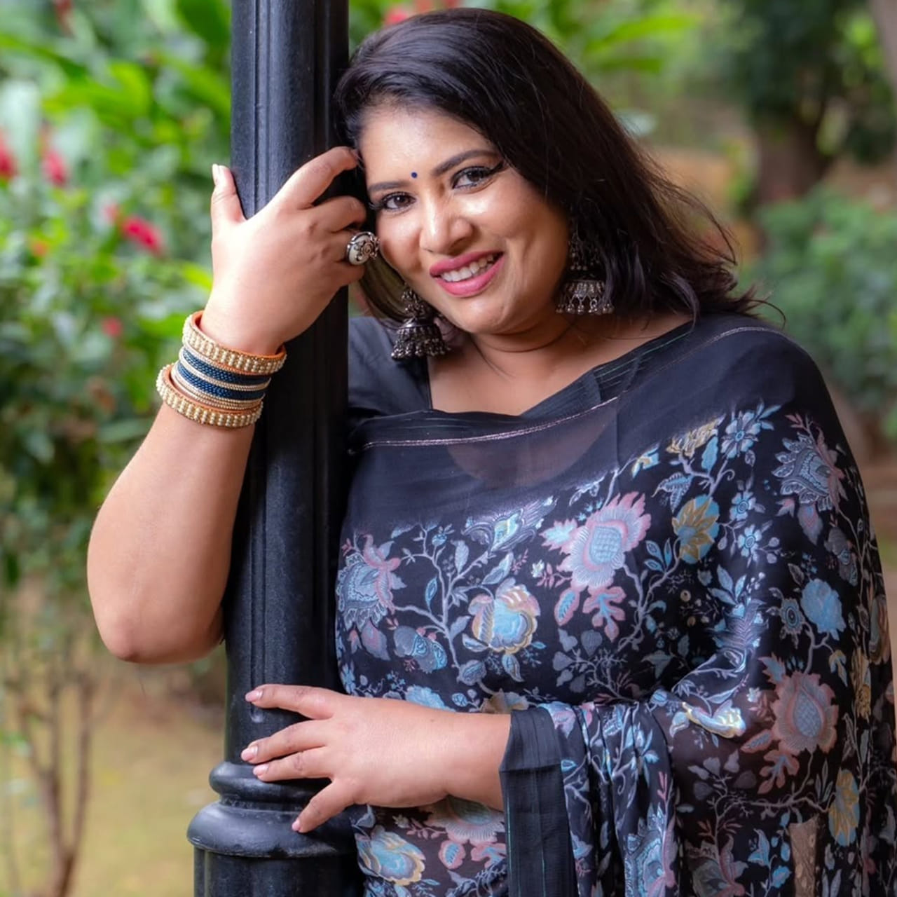 తనదైన సహజసిద్ధమైన నటనతో, చురుకైన చూపులతో 90ల కాలంలో తెలుగు, తమిళ, కన్నడ సినీ పరిశ్రమలలో టాప్ హీరోయిన్‌గా వెలిగిన నటి సంఘవి (Sangavi). ఎంతోమంది స్టార్ హీరోల సరసన నటించి, తెలుగు ప్రేక్షకుల గుండెల్లో చెదరని ముద్ర వేసుకున్న ఆమె, వివాహం తర్వాత వెండితెరకు కొంతకాలం దూరమయ్యారు. అయితే, ఇటీవల ఆమె సోషల్ మీడియాలో షేర్ చేసిన కొన్ని లేటెస్ట్ ఫొటోలు నెట్టింట తెగ వైరల్ అవుతున్నాయి. అప్పటి సంఘవికి, ఇప్పటి లుక్‌కు ఎంతో మార్పు రావడంతో నెటిజన్లు ఆశ్చర్యపోతూ, ఆమె ఫొటోలను తెగ షేర్ చేస్తున్నారు.