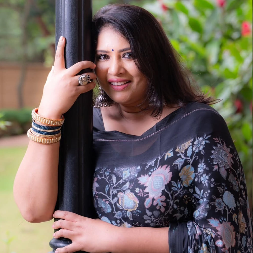 సంఘవి అసలు పేరు కావ్య రమేష్. ఆమె సినీ పరిశ్రమలోకి అడుగుపెట్టాక తన పేరును సంఘవిగా మార్చుకున్నారు. 1993లో తమిళ స్టార్ హీరో విజయ్ సరసన 'అమరావతి' సినిమాతో హీరోయిన్‌గా కెరీర్ ప్రారంభించిన ఆమె, ఆ తర్వాత వెనుదిరిగి చూసుకోలేదు. తెలుగులోనూ ఆమెకు వరుసగా అద్భుతమైన అవకాశాలు వచ్చాయి. సూపర్ స్టార్ కృష్ణ, బాలకృష్ణ, నాగార్జున, వెంకటేష్, చిరంజీవి వంటి అగ్ర హీరోల సినిమాల్లో నటించి మెప్పించారు. 