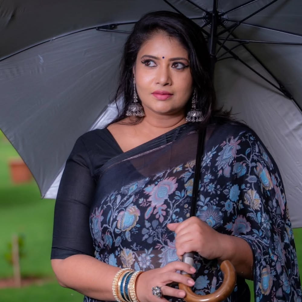 తాజాగా ఆమె షేర్ చేసిన చిత్రాలలో సంఘవి చాలా మారిపోయి కనిపించారు. వయసు పెరిగినా ఆమె ముఖంలో అదే గ్రేస్, కళ అలాగే ఉన్నాయంటూ అభిమానులు కామెంట్లు పెడుతున్నారు. అప్పట్లో వెండితెరను ఏలిన ఈ అందాల నటి, రాబోయే రోజుల్లో క్యారెక్టర్ ఆర్టిస్ట్‌గా మంచి సినిమాల్లో మెరిసి ప్రేక్షకులను అలరించాలని సినీ ప్రియులు కోరుకుంటున్నారు. ప్రస్తుతం సినిమాలకు దూరంగా ఉన్నప్పటికీ, సోషల్ మీడియా ద్వారా తన అభిమానులతో టచ్‌లో ఉంటూ సంఘవి సంతోషకరమైన జీవితాన్ని గడుపుతున్నారు.