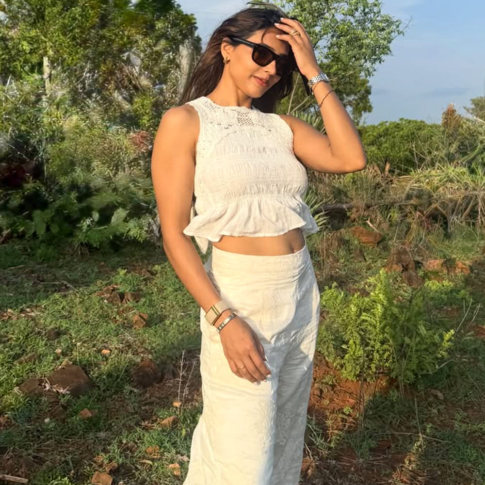 రిషబ్ శెట్టి హీరోగా నటించిన కాంతార సినిమాతో మంచి గుర్తింపు తెచ్చుకుంది అందాల భామ సప్తమీ గౌడ. ఈ సినిమా పాన్ ఇండియా మూవీ విడుదలై అన్ని భాషల్లో విజయం సాధించింది. దాంతో ఆమె పేరు మారుమ్రోగింది. తెలుగులోనూ ఈ అమ్మడు మంచి ఫ్యాన్ బేస్ క్రియేట్ చేసుకుంది. కన్నడ భాషలో సినిమాలు చేసిన ఈ ముద్దుగుమ్మ కాంతారా సినిమాతో ఫెమస్ అయ్యింది.