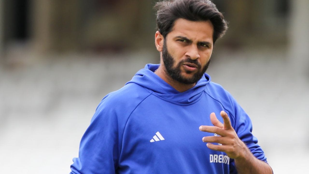 3. శార్దూల్ ఠాకూర్ (Shardul Thakur) – అనుభవజ్ఞుడైన 'లార్డ్': జట్టు మేనేజ్మెంట్ ఎలాంటి రిస్క్ తీసుకోకుండా, నమ్మకమైన సీనియర్ ఆటగాడి వైపు మొగ్గు చూపాలనుకుంటే శార్దూల్ ఠాకూర్ మళ్లీ రేసులోకి వస్తాడు. 'పాలఘర్ ఎక్స్ప్రెస్' గా పిలవబడే శార్దూల్.. మిడిల్ ఓవర్లలో వికెట్లు తీయడంలో దిట్ట. భారత్ తరఫున ఇప్పటికే 47 వన్డేలు ఆడిన అనుభవం ఇతనికి ఉంది. అందులో 329 పరుగులు చేయడంతో పాటు 33 వికెట్లు పడగొట్టాడు. సౌతాఫ్రికా లాంటి బౌన్సీ పిచ్లపై శార్దూల్ వేసే నకిల్ బాల్స్, వైవిధ్యమైన డెలివరీలు జట్టుకు బాగా ఉపయోగపడతాయి. యువ ఆటగాళ్లు ఒత్తిడికి లోనయ్యే అవకాశం ఉన్న చోట శార్దూల్ అనుభవం బ్యాకప్గా బాగా పనిచేస్తుంది.
