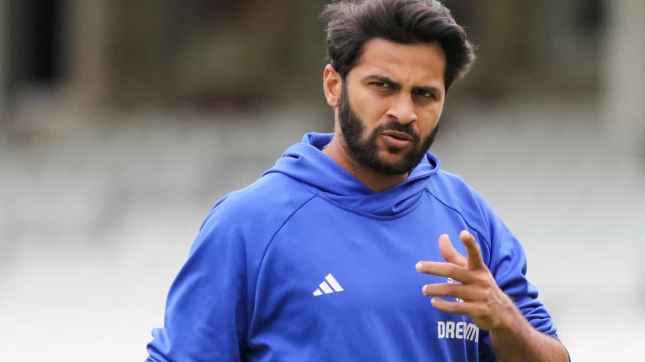 3. శార్దూల్ ఠాకూర్ (Shardul Thakur) – అనుభవజ్ఞుడైన 'లార్డ్': జట్టు మేనేజ్మెంట్ ఎలాంటి రిస్క్ తీసుకోకుండా, నమ్మకమైన సీనియర్ ఆటగాడి వైపు మొగ్గు చూపాలనుకుంటే శార్దూల్ ఠాకూర్ మళ్లీ రేసులోకి వస్తాడు. 'పాలఘర్ ఎక్స్ప్రెస్' గా పిలవబడే శార్దూల్.. మిడిల్ ఓవర్లలో వికెట్లు తీయడంలో దిట్ట. భారత్ తరఫున ఇప్పటికే 47 వన్డేలు ఆడిన అనుభవం ఇతనికి ఉంది. అందులో 329 పరుగులు చేయడంతో పాటు 33 వికెట్లు పడగొట్టాడు. సౌతాఫ్రికా లాంటి బౌన్సీ పిచ్లపై శార్దూల్ వేసే నకిల్ బాల్స్, వైవిధ్యమైన డెలివరీలు జట్టుకు బాగా ఉపయోగపడతాయి. యువ ఆటగాళ్లు ఒత్తిడికి లోనయ్యే అవకాశం ఉన్న చోట శార్దూల్ అనుభవం బ్యాకప్గా బాగా పనిచేస్తుంది.