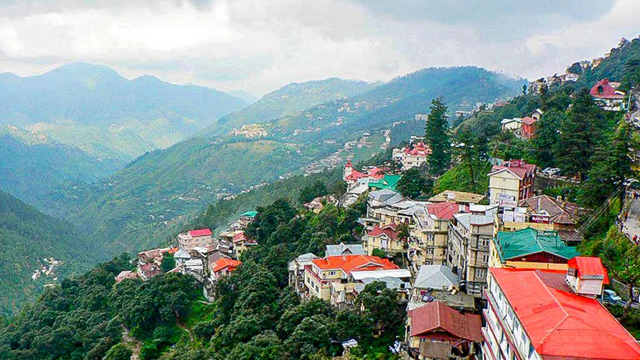 షిమ్లా, హిమాచల్ ప్రదేశ్ (Shimla): ఉత్తర భారతదేశంలోని అత్యంత ప్రజాదరణ పొందిన హిల్ స్టేషన్లలో షిమ్లా మొదటి వరుసలో ఉంటుంది. ఇక్కడి చల్లని వాతావరణం, మంచు కొండల అందాలు పర్యాటకులను మంత్రముగ్ధులను చేస్తాయి. ఇక్కడ పిల్లల కోసం ప్రత్యేక ఆకర్షణ ఏమిటంటే.. యునెస్కో ప్రపంచ వారసత్వ సంపదగా గుర్తింపు పొందిన 'కల్కా-షిమ్లా టాయ్ ట్రైన్' (Toy Train). కొండల గుండా, సొరంగాల గుండా నెమ్మదిగా సాగే ఈ రైలు ప్రయాణం పిల్లలకు ఒక సరికొత్త థ్రిల్లింగ్ అనుభూతిని ఇస్తుంది. అదనంగా మాల్ రోడ్, కుఫ్రీ వంటి ప్రదేశాలలో గుర్రపు స్వారీ వంటి వినోదాలు కూడా అందుబాటులో ఉంటాయి.