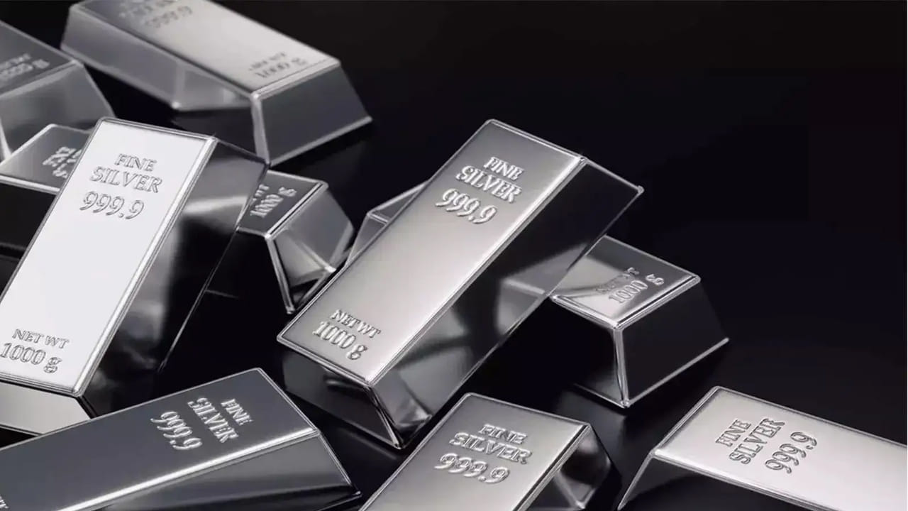 Silver Price: రెండు నెలల్లో రూ.40 వేలు తగ్గిన వెండి ధర.. ప్రస్తుతం ఎంత ఉందో తెలుసా..?