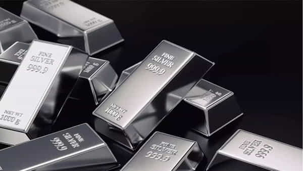 Silver Price: రెండు నెలల్లో రూ.40 వేలు తగ్గిన వెండి ధర.. ప్రస్తుతం ఎంత ఉందో తెలుసా..?