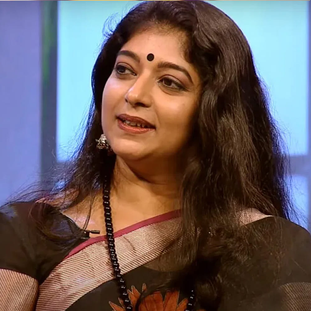 ఆ చిత్రంలో కనిపించిన కేలడి కన్మణి అనే ఒకే ఒక్క పాట ఆమెను మరింత పాపులర్ చేసింది. తర్వాత తెలుగు, తమిళం, మలయాళంలో వరుస సినిమాల్లో నటించారు. సితారకు ఒకప్పుడు పెళ్లి చేసుకోవాలని కలలు కన్నారు. కానీ ఆకస్మాత్తుగా తండ్రి చనిపోవడంతో ఆమె జీవితం తలకిందులైంది. తండ్రి మరణం తర్వాత కుటుంబ బాధ్యత మొత్తం సితార భుజాలపై వేసుకుంది.