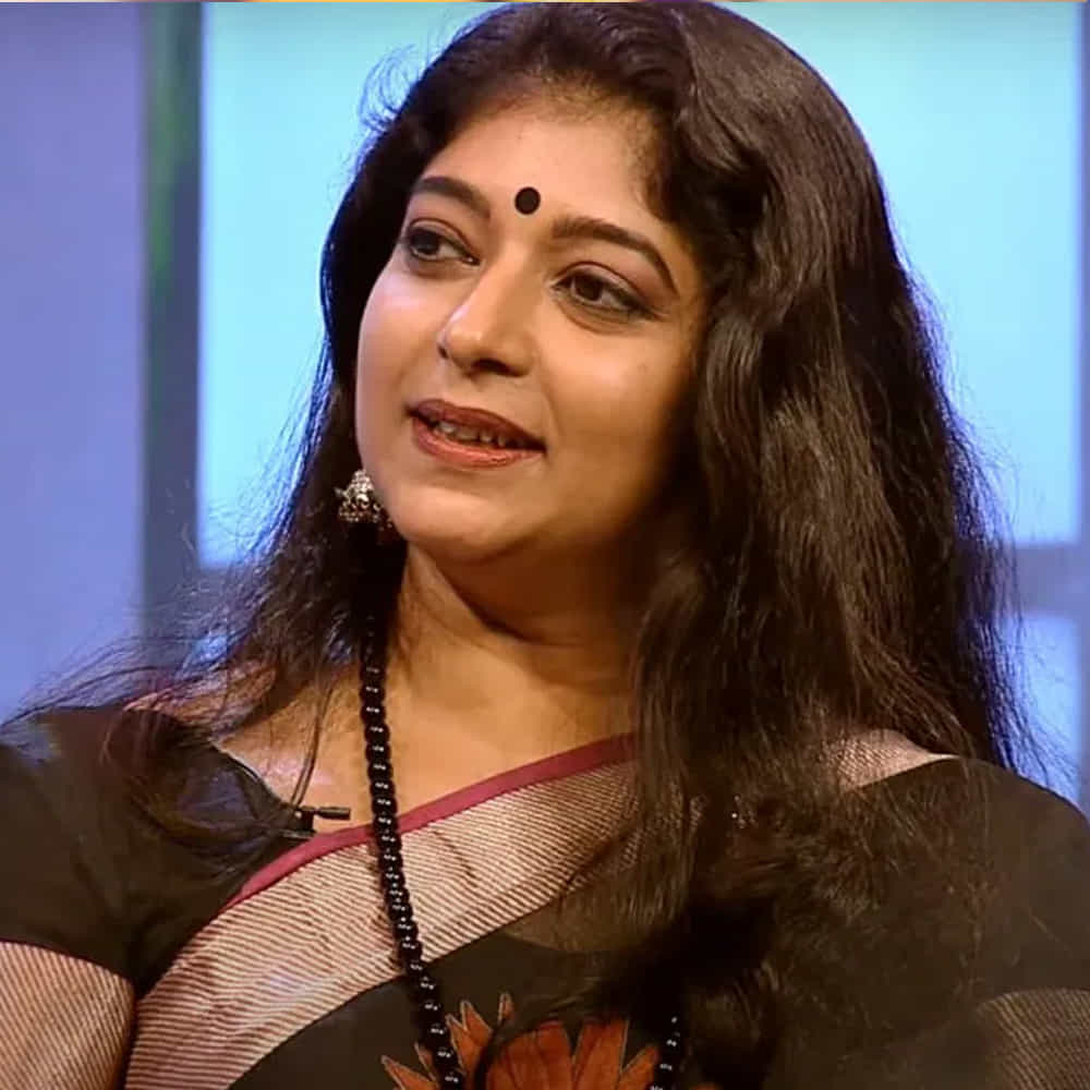 ఆ చిత్రంలో కనిపించిన కేలడి కన్మణి అనే ఒకే ఒక్క పాట ఆమెను మరింత పాపులర్ చేసింది. తర్వాత తెలుగు, తమిళం, మలయాళంలో వరుస సినిమాల్లో నటించారు. సితారకు ఒకప్పుడు పెళ్లి చేసుకోవాలని కలలు కన్నారు. కానీ ఆకస్మాత్తుగా తండ్రి చనిపోవడంతో ఆమె జీవితం తలకిందులైంది. తండ్రి మరణం తర్వాత కుటుంబ బాధ్యత మొత్తం సితార భుజాలపై వేసుకుంది.