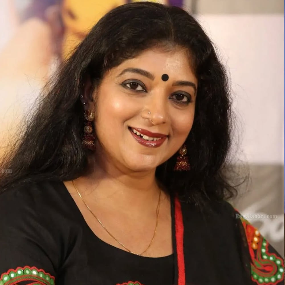 ప్రస్తుతం ఆమె వయసు 53 సంవత్సరాలు. ఇప్పటికీ పెళ్లి చేసుకోకుండా ఒంటరిగా లైఫ్ ను లీడ్ చేస్తున్నారు ఆమె. 1986లో మలయాళ చిత్రం కావేరితో సితార నటిగా సినీప్రయాణం మొదలు పెట్టారు. మమ్ముట్టి, మోహన్ లాల్ నటించిన ఈ చిత్రం ఆమెకు గొప్ప గుర్తింపు తెచ్చిపెట్టింది. దర్శకుడు కె. బాలచందర్ చిత్రం పుదుపుతు అర్థంగల్ తో సితార తమిళంలో అడుగుపెట్టింది.