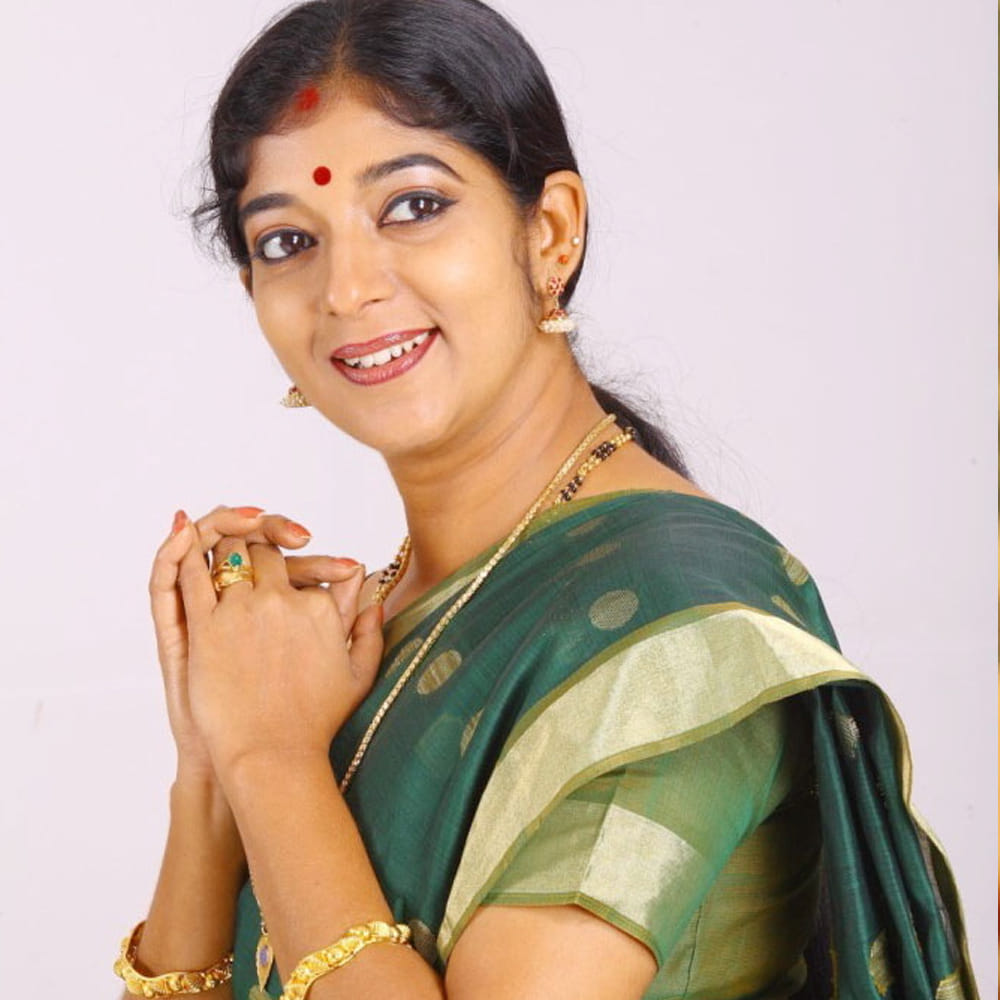 తండ్రి కోరిక తీర్చడానికి, ఆమె తన తమ్ముడిని చదివించి డాక్టర్ను చేసింది. ఈ కుటుంబ బాధ్యతల మధ్య ఆమె పెళ్లికి దూరంగా ఉండిపోయింది. ఎప్పుడు పెళ్లి గురించి ఆలోచించలేదు ఆమె. ఒకప్పుడు హీరోయిన్ గా బిజీగా ఉన్న సితారకు ఆ తర్వాత అవకాశాలు సైతం తగ్గిపోయాయి. దీంతో ఆమె సహాయ నటిగా మారింది. సినిమాలతోపాటు సీరియల్స్ సైతం చేసింది. ఇప్పటికీ సినిమాల్లో పలు పాత్రలు పోషిస్తూ బిజీగా ఉంటుంది.