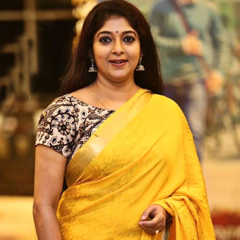 ఆకట్టుకునే అందం, అద్భుతమైన నటనతో అభిమానుల హృదయాల్లో స్థానం సంపాదించుకుంది ఈ నటి. ఇప్పుడు మనం మాట్లాడుకుంటున్న నటి ఎవరో కాదు పేరు సితార. ఆమె పేరు చెప్తే ఇప్పుడు జనరేషన్ ఆడియన్స్ పెద్దగా గుర్తుపట్టకపోవచ్చు కానీ ఆమె ఫోటో చూస్తే టక్కున గుర్తుపట్టేస్తారు. ఒకప్పుడు క్రేజీ హీరోయిన్ గా.. ఇప్పుడు క్యారెక్టర్ ఆర్టిస్టు రాణిస్తున్నారు సితార.