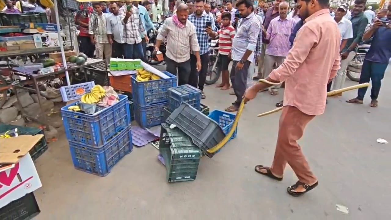 Telangana: పొద్దున్నే షాప్ తెరిచేందుకు వెళ్లిన వ్యాపారి.. బాక్స్‌ ఓపెన్ చేయగా.. వామ్మో..