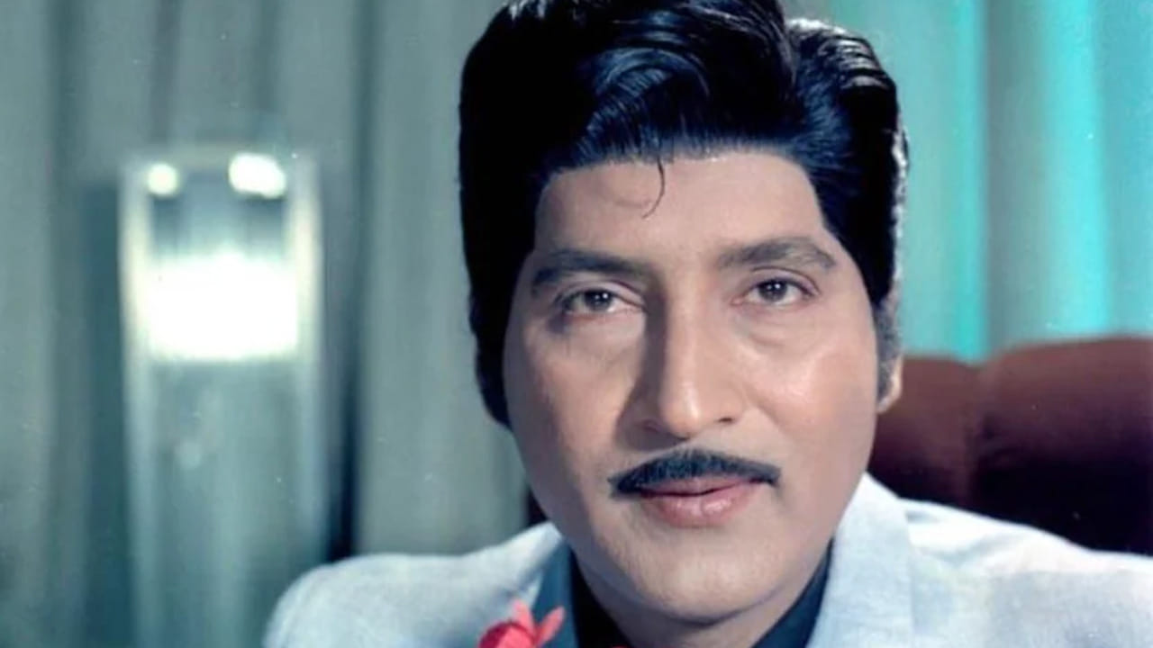 సాధారణంగా సినిమా ఇండస్ట్రీలో వయసు మళ్లినా చివరి వరకు ఏదో ఒక పాత్రలో నటించాలని చాలామంది ప్రయత్నిస్తుంటారు. కానీ శోభన్బాబు ఆలోచన వేరు. ఒక నిర్దిష్ట వయసు రాగానే, తన స్టార్డమ్ పీక్స్లో ఉన్నప్పుడే సినీ ఇండస్ట్రీ నుంచి గౌరవప్రదంగా రిటైర్మెంట్ ప్రకటించారు. తెరపై తన అందమైన నవ్వు, గంభీరమైన రూపం మాత్రమే ప్రేక్షకుల గుండెల్లో ఎప్పటికీ ఉండిపోవాలని ఆయన ఆశపడ్డారు.