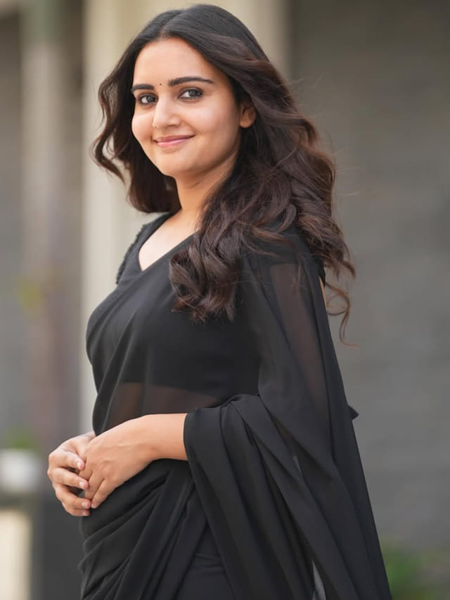 బ్లాక్ శారీలో సోనియా సింగ్ మెరుపులు: నెట్టింట వైరల్ అవుతున్న ఫోటోస్
