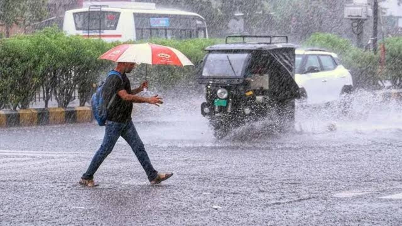 మొత్తంగా చూస్తే, ఈసారి తెలంగాణలో నైరుతి రుతుపవనాల పూర్తి విస్తరణకు సాధారణం కంటే ఎక్కువ సమయం పట్టినా, ఇప్పుడు రాష్ట్రం మొత్తం మాన్సూన్ ప్రభావంలోకి రావడంతో వర్షాల యాక్టివిటీ పెరిగే అవకాశం స్పష్టంగా కనిపిస్తోంది. రైతులు, సాధారణ ప్రజలు, పట్టణ ప్రాంతాల ప్రజలు వర్షాలపై అప్రమత్తంగా ఉండాల్సిన అవసరం ఉంది.