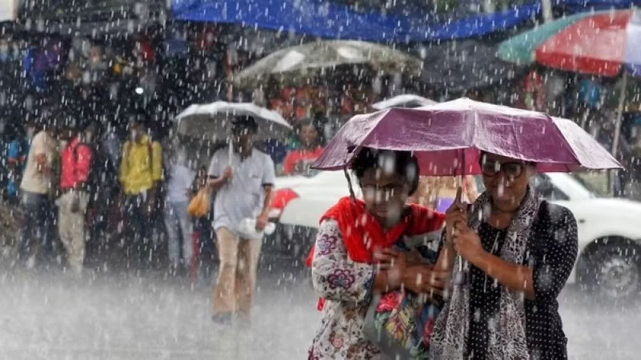 తెలంగాణ విషయానికి వస్తే, రుతుపవనాల పూర్తి విస్తరణతో రాష్ట్రంలో వర్షపాత పరిస్థితులు మరింత చురుకుగా మారనున్నాయి. ముఖ్యంగా ఈ నెల 28వ తేదీ వరకు రాష్ట్రవ్యాప్తంగా పలు జిల్లాల్లో మోస్తరు నుంచి భారీ వర్షాలు నమోదయ్యే అవకాశం ఉందని సూచనలు ఉన్నాయి. ఇప్పటికే రుతుపవనాల పురోగతి వేగం పుంజుకోవడంతో వాతావరణంలో స్పష్టమైన మార్పులు కనిపిస్తున్నాయి. దాంతో రాబోయే ఐదు రోజుల పాటు తెలంగాణలో విస్తృతంగా వర్షాలు కురిసే అవకాశాలు ఉన్నాయని వాతావరణ శాఖ హెచ్చరిస్తోంది.