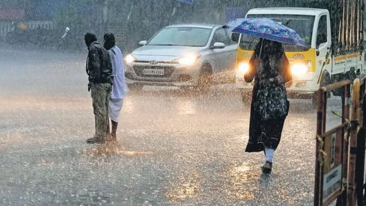 వచ్చే 2 నుంచి 3 రోజుల్లో నైరుతి రుతుపవనాలు మరింత ముందుకు సాగే అవకాశం ఉందని అంచనా వేసింది. ఉత్తర అరేబియా సముద్రంలోని మరికొన్ని ప్రాంతాలు, గుజరాత్లోని కొన్ని ప్రాంతాలు, మహారాష్ట్ర, ఛత్తీస్గఢ్లోని మరికొన్ని ప్రాంతాలు, మధ్యప్రదేశ్లోని కొన్ని ప్రాంతాలకు రుతుపవనాలు విస్తరించే పరిస్థితులు అనుకూలంగా ఉన్నాయని వాతావరణ నిపుణులు చెబుతున్నారు.అలాగే తదుపరి 3 నుంచి 4 రోజుల్లో జార్ఖండ్, బీహార్లోని మిగిలిన ప్రాంతాలన్నింటికీ, ఉత్తరప్రదేశ్లోని కొన్ని ప్రాంతాలకు కూడా రుతుపవనాలు చేరే అవకాశం ఉందని అంచనా వేస్తున్నారు.