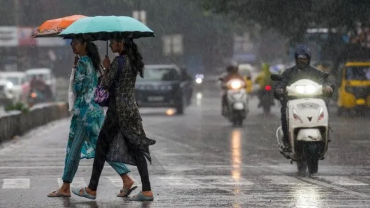 ఇక దేశవ్యాప్తంగా కూడా నైరుతి రుతుపవనాలు మరింత వేగంగా ముందుకు సాగుతున్నాయి. ఈ రోజు మధ్య అరేబియా సముద్రంలోని మిగిలిన ప్రాంతాలు, ముంబైతో సహా మహారాష్ట్రలోని మరికొన్ని ప్రాంతాలు, తెలంగాణ, ఒడిశాలోని మిగిలిన ప్రాంతాలు, అలాగే ఛత్తీస్గఢ్, జార్ఖండ్, బీహార్లోని మరికొన్ని ప్రాంతాలకు రుతుపవనాలు విస్తరించాయి. జూన్ 23 నాటికి రుతుపవనాల ఉత్తర సరిహద్దు దహను, వార్ధా, రాయ్పూర్, డాల్టన్గంజ్, మోతిహారి ప్రాంతాల గుండా విస్తరించినట్లు వాతావరణ శాఖ తెలిపింది.