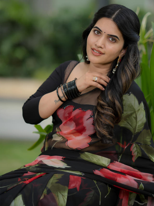 కామ్‌గా కాక రేపుతున్న రేపుతున్న స్రవంతి చొక్కారావు