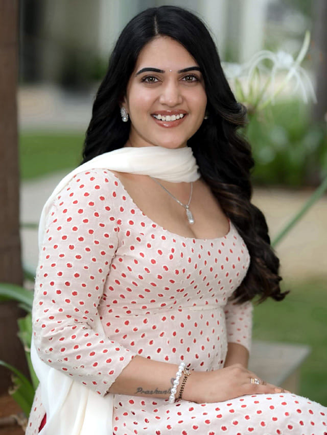 స్రవంతి అందాలు చూడటానికి రెండు కళ్ళు చాలడం లేదు మామా 