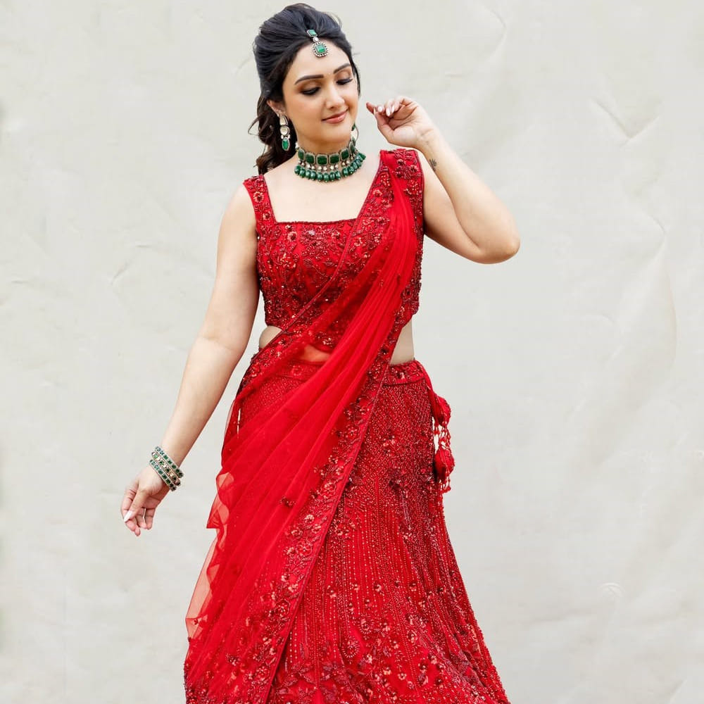 తెలుగు ప్రేక్షకుల పట్ల తనకున్న కృతజ్ఞతను శ్రీదేవి అద్భుతంగా వ్యక్తం చేశారు. తన మొదటి సినిమా ఈశ్వర్ నుండి ఇప్పటి వరకు 20కి పైగా ఆడియోలలో తనను గుర్తుంచుకొని ప్రేమను చూపినందుకు తెలుగు ప్రేక్షకులకు మనస్ఫూర్తిగా ధన్యవాదాలు తెలిపారు. తెలుగు ప్రేక్షకులు తమ ఆర్టిస్టులకు చాలా ప్రేమను, గౌరవాన్ని ఇస్తారని, ఇది ఒక నటిని నిజంగానే ఒక డ్రీమ్ వరల్డ్లోకి తీసుకువెళ్తుందని ఆమె అన్నారు. ఏ భాషా చిత్ర పరిశ్రమ నుండి వచ్చినా, తెలుగు ప్రేక్షకులంత ప్రేమను చూపించే ఆడియన్స్ ఎక్కడా లేరని ఏ ఆర్టిస్ట్ అయినా ఒప్పుకుంటారని శ్రీదేవి చెప్పారు. తెలుగు పరిశ్రమలో ఇన్నేళ్లు ఉండడం తన అదృష్టమని, ఇంకా ఎన్నో సినిమాలు చేసి ప్రేక్షకులతో తన ప్రయాణాన్ని కొనసాగించాలని కోరుకుంటున్నానని తెలిపారు.