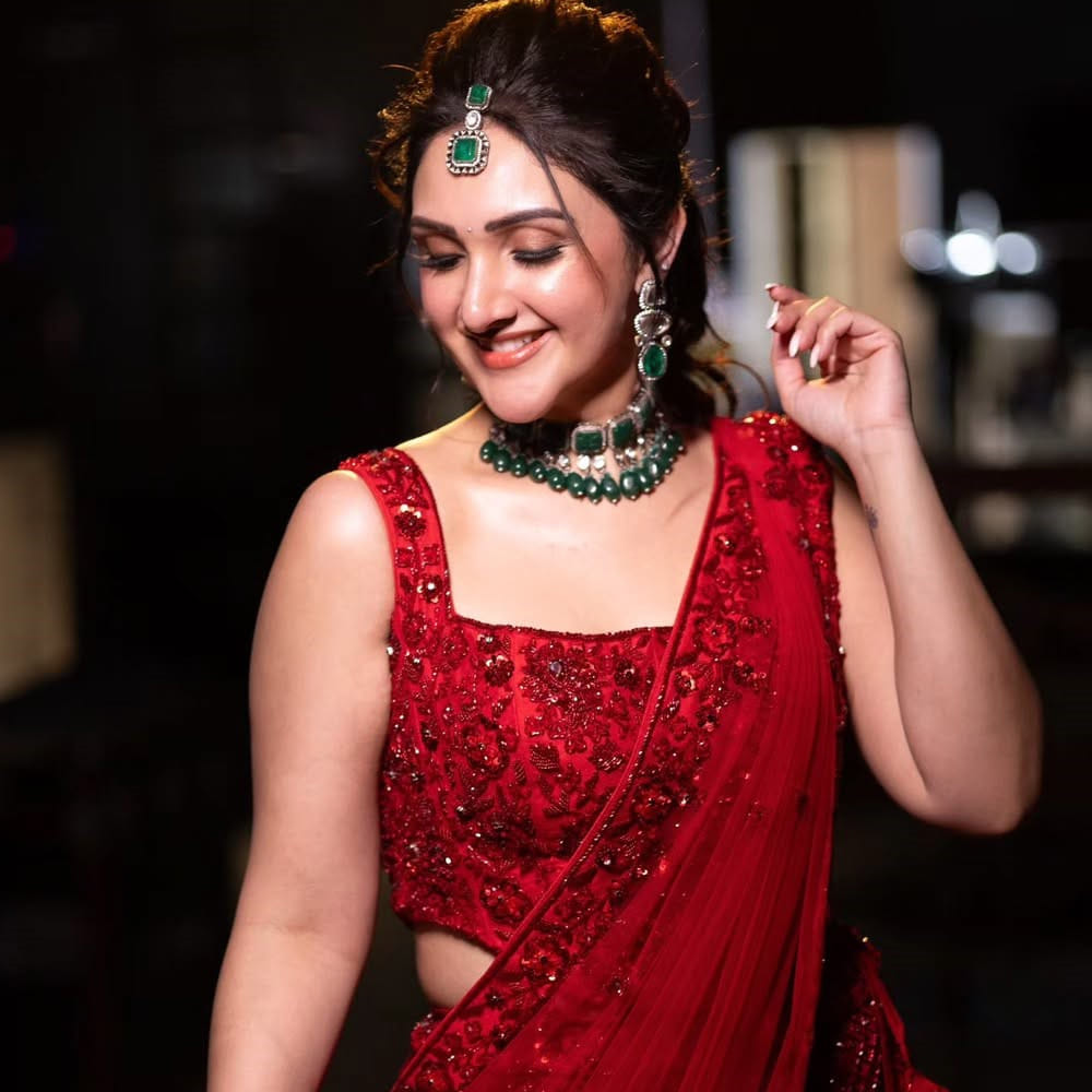 నటిగా విభిన్నమైన, సవాలుతో కూడిన పాత్రలు చేయాలనే కోరిక తనకు బలంగా ఉందని శ్రీదేవి వెల్లడించారు. తాను ఒక దర్శకుడి నటిగా ఉండాలని కోరుకుంటున్నానని, దర్శకుడి విజన్ను తెరపైకి తీసుకురావడమే తన లక్ష్యమని తెలిపారు. ఛాలెంజింగ్ పాత్రలు చేయడానికి ఎల్లప్పుడూ సిద్ధంగా ఉంటానని ఆమె అన్నారు. అయితే, బోల్డ్ అనే పదానికి అనేక అర్థాలున్నాయని, తన వ్యక్తిత్వానికి సరిపోయే, తన పరిమితులలో సౌకర్యవంతంగా అనిపించే పాత్రలను మాత్రమే చేస్తానని స్పష్టం చేశారు. బలవంతంగా, అసౌకర్యంగా చేసే పాత్రలకు తాను దూరం ఉంటానని చెప్పారు