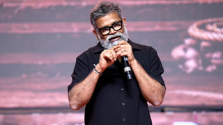 Peddi Mega Event: మా చరణ్ బంగారం.. పెద్ది విజయానికి కారణం అతడే.. పెద్ది ఈవెంట్‏లో సుకుమార్ ఎమోషనల్ స్పీచ్..