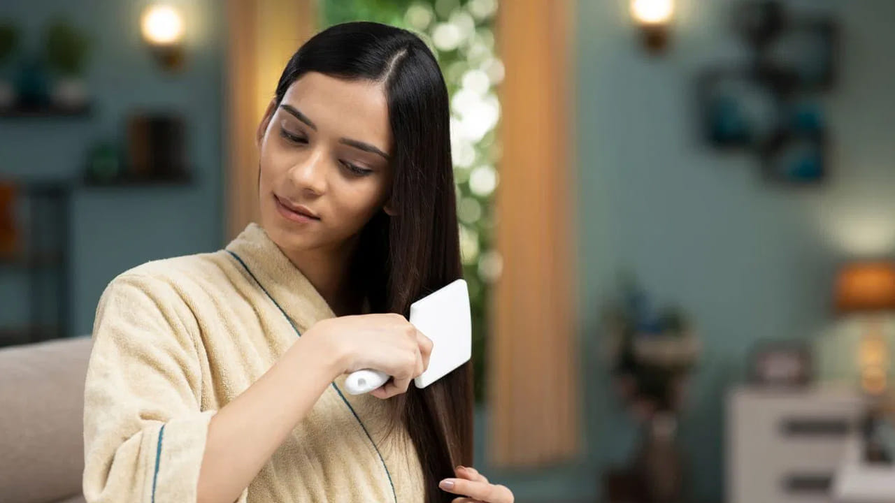ఎండ నుండి రక్షణ (Sun Protection): తీవ్రమైన అతినీలలోహిత (UV) కిరణాలు జుట్టు ఆకృతిని దెబ్బతీస్తాయి. అందుకే వేసవిలో బయటకు వెళ్లేటప్పుడు జుట్టును కాటన్ స్కార్ఫ్ లేదా టోపీతో (Hat) కప్పుకోవడం మంచిది. ఇది ధూళి, ఎండ నుండి జుట్టును కాపాడుతుంది.