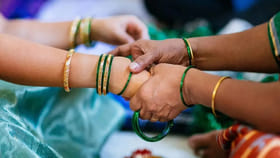 మహిళల చేతి గాజుల వెనుక ఇంత పెద్ద కథ ఉందా.. 99శాతం మందికి తెలియదు