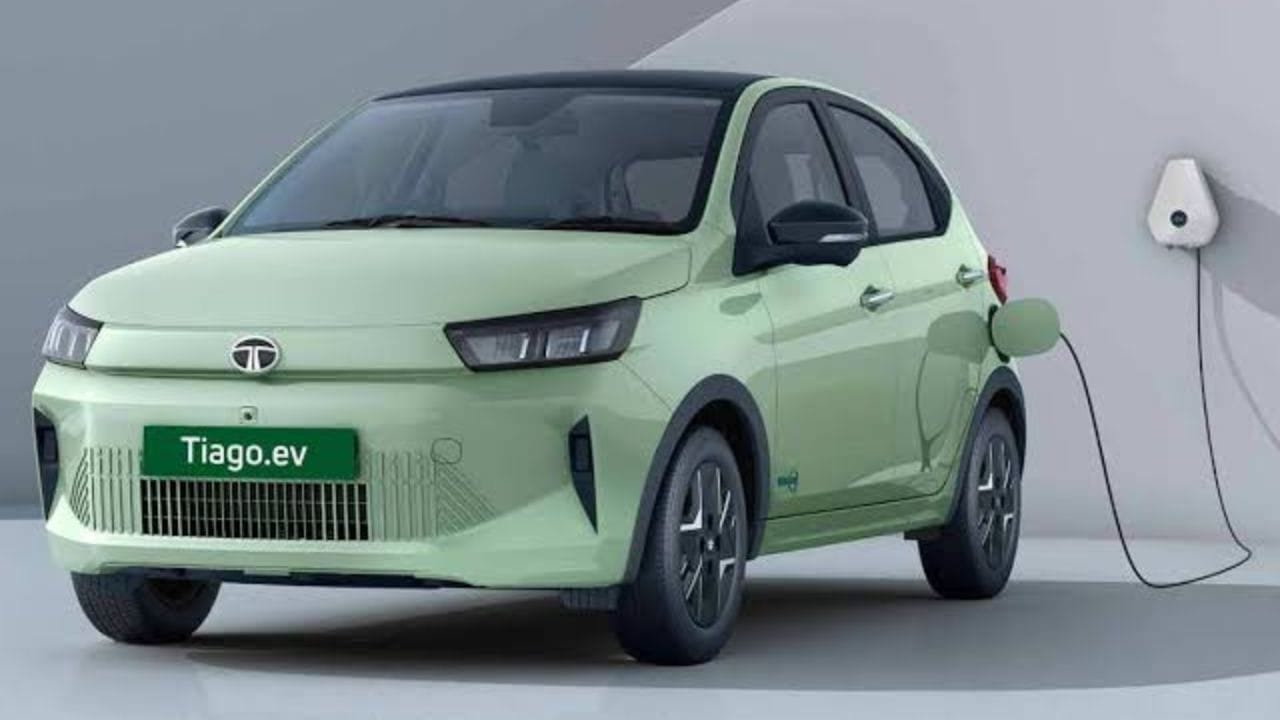 Budget EV Cars 2026: మధ్యతరగతి ఇళ్లకు మహాలక్ష్మి: టాటా టియాగో ఈవీ (Tata Tiago EV): భారతీయ వాహన రంగంలో నమ్మకానికి మారుపేరైన టాటా మోటార్స్, తన అత్యంత ప్రజాదరణ పొందిన టియాగో హ్యాచ్బ్యాక్ మోడల్ను 2026 ఫేస్లిఫ్ట్ రూపంలో సరికొత్తగా మార్కెట్లోకి తెచ్చింది. సరికొత్త ప్రీమియం లుక్తో ఆకట్టుకుంటున్న ఈ కారు, బ్యాటరీ అద్దె విధానం (BaaS) కారణంగా దేశంలోనే అత్యంత చౌకైన ఎలక్ట్రిక్ కారుగా నిలిచింది. ఈ మోడల్లో 19.2 kWh, 24 kWh సామర్థ్యం గల రెండు బ్యాటరీ ఎంపికలు ఉన్నాయి. ఇవి ఒక్కసారి ఛార్జ్ చేస్తే 226 కిలోమీటర్ల నుంచి 285 కిలోమీటర్ల వరకు ప్రయాణించే వీలు కల్పిస్తాయి. లోపల పెద్ద టచ్ స్క్రీన్, అత్యాధునిక క్యాబిన్ సౌకర్యాలు ఉన్నాయి. బ్యాటరీ అద్దె విధానంలో దీని ప్రారంభ ఎక్స్-షోరూమ్ ధర కేవలం రూ. 4.69 లక్షలు మాత్రమే (దీనికి అదనంగా కిలోమీటరుకు రూ. 2.6లు బ్యాటరీ అద్దె చెల్లించాలి). ఒకవేళ బ్యాటరీతో కలిపి పూర్తిగా కొనాలనుకుంటే దీని ప్రారంభ ధర రూ. 6.99 లక్షలుగా ఉంది.