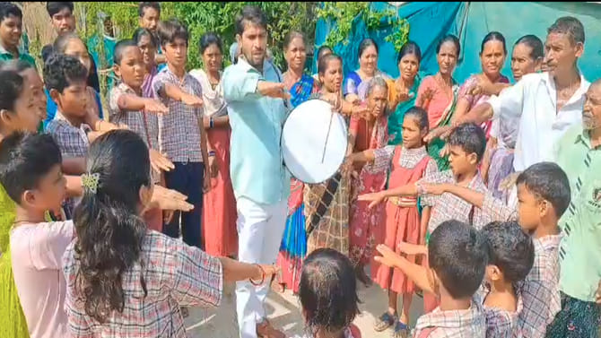 మూసివేత అంచున ఉన్న బడికి ఊపిరి పోసిన డప్పు దరువు!
