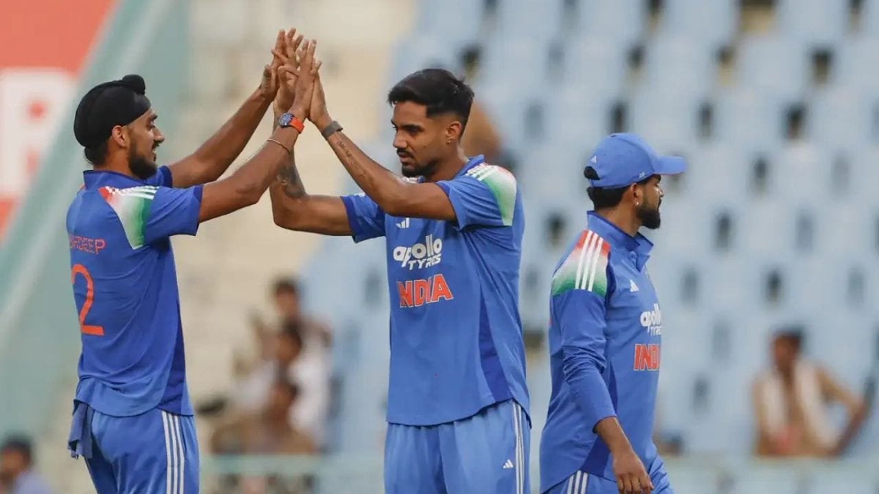 3. గుర్నూర్ బ్రార్ (పంజాబ్ ఎక్స్ప్రెస్): పంజాబ్కు చెందిన పేసర్ గుర్నూర్ బ్రార్ను అఫ్గానిస్తాన్ సిరీస్ కోసం టెస్టు, వన్డే రెండు ఫార్మాట్లకూ ఎంపిక చేశారు. ముల్లాంపూర్లో జరిగిన మ్యాచ్లో అవకాశం రాకపోయినా, ధర్మశాల, లక్నో వన్డేల్లో ఆడే అవకాశం లభించింది. తన ఎత్తును ఫుల్లుగా ఉపయోగించుకుంటూ లైన్ అండ్ లెంగ్త్తో బౌలింగ్ చేసిన ఈ యువకుడు రెండు మ్యాచ్ల్లో కలిపి 6 వికెట్లు పడగొట్టి సత్తా చాటాడు. దక్షిణాఫ్రికా, జింబాబ్వే, నమీబియా వేదికలుగా జరిగే 2027 వన్డే ప్రపంచకప్లో అక్కడి పిచ్లకు గుర్నూర్ బ్రార్ సరైన ప్రత్యామ్నాయం అని విశ్లేషకులు భావిస్తున్నారు. కానీ, మహమ్మద్ సిరాజ్ లాంటి అనుభవజ్ఞుడైన ప్రపంచ స్థాయి పేసర్ను పక్కన పెట్టి మెగా టోర్నమెంట్కు గుర్నూర్ను ఎంపిక చేయడం దాదాపు అసాధ్యం. అనుభవం వైపే మొగ్గు చూపే సెలెక్టర్ల తీరుతో గుర్నూర్కు నిరాశే మిగిలేలా ఉంది.
