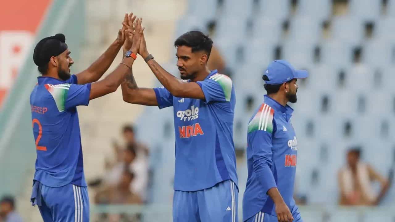 3. గుర్నూర్ బ్రార్ (పంజాబ్ ఎక్స్ప్రెస్): పంజాబ్కు చెందిన పేసర్ గుర్నూర్ బ్రార్ను అఫ్గానిస్తాన్ సిరీస్ కోసం టెస్టు, వన్డే రెండు ఫార్మాట్లకూ ఎంపిక చేశారు. ముల్లాంపూర్లో జరిగిన మ్యాచ్లో అవకాశం రాకపోయినా, ధర్మశాల, లక్నో వన్డేల్లో ఆడే అవకాశం లభించింది. తన ఎత్తును ఫుల్లుగా ఉపయోగించుకుంటూ లైన్ అండ్ లెంగ్త్తో బౌలింగ్ చేసిన ఈ యువకుడు రెండు మ్యాచ్ల్లో కలిపి 6 వికెట్లు పడగొట్టి సత్తా చాటాడు. దక్షిణాఫ్రికా, జింబాబ్వే, నమీబియా వేదికలుగా జరిగే 2027 వన్డే ప్రపంచకప్లో అక్కడి పిచ్లకు గుర్నూర్ బ్రార్ సరైన ప్రత్యామ్నాయం అని విశ్లేషకులు భావిస్తున్నారు. కానీ, మహమ్మద్ సిరాజ్ లాంటి అనుభవజ్ఞుడైన ప్రపంచ స్థాయి పేసర్ను పక్కన పెట్టి మెగా టోర్నమెంట్కు గుర్నూర్ను ఎంపిక చేయడం దాదాపు అసాధ్యం. అనుభవం వైపే మొగ్గు చూపే సెలెక్టర్ల తీరుతో గుర్నూర్కు నిరాశే మిగిలేలా ఉంది.