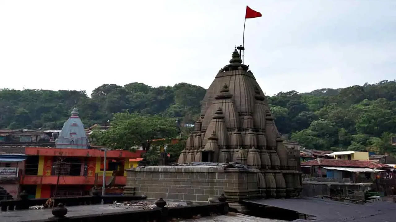 మహారాష్ట్రలో మహదేవుడి దర్శనం మళ్లీ మొదలైంది. నెలల తరబడి ఎదురుచూస్తున్న శివభక్తుల నిరీక్షణకు తెరపడింది. పుణే సమీపంలోని ప్రసిద్ధ భీమాశంకర్ జ్యోతిర్లింగ క్షేత్రం మళ్లీ తెరుచుకుంది. గత 5నెలలుగా మూతబడిన ఈ ఆలయం ఇప్పుడు మళ్లీ భక్తులకు దర్శనం కోసం అందుబాటులోకి వచ్చేసింది.సహ్యాద్రి పర్వత శ్రేణుల్లో ప్రకృతి సోయగాల నడుమ విలసిల్లుతున్న ఈ శివక్షేత్రం. ఇవాళ్టి నుంచి భక్తులకు పునఃదర్శన భాగ్యం కలిగిస్తోంది.