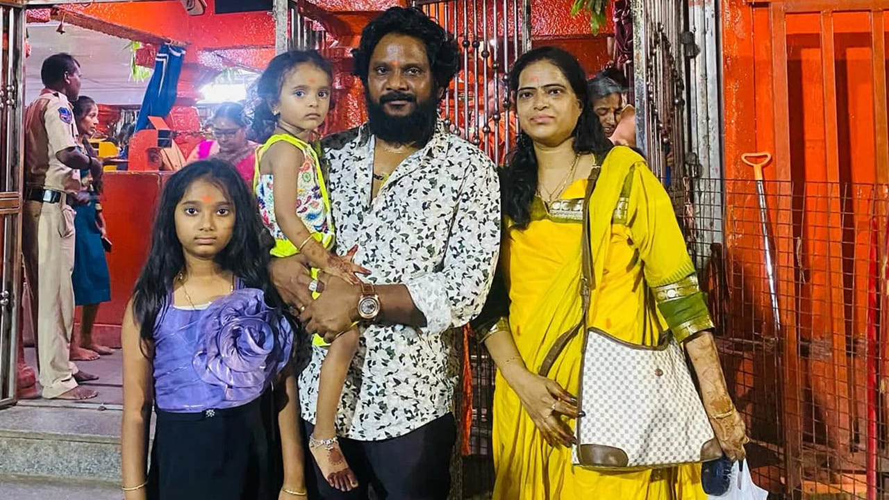 కాగా వరుసగా సినిమాలు చేసిన తాగుబోతు రమేష్ కు మధ్యలో బ్రేక్ వచ్చింది. చాలా రోజుల పాటు సినిమాల్లో కనిపించలేదు. దీంతో జజబర్ధస్త్ లోకి అడుగు పెట్టాడీ కమెడియన్. అక్కడ తన ట్యాలెంట్ తో టీమ్ లీడర్ గా ఎదిగి బుల్లితెర ఆడియన్స్ కు దగ్గరయ్యాడు.