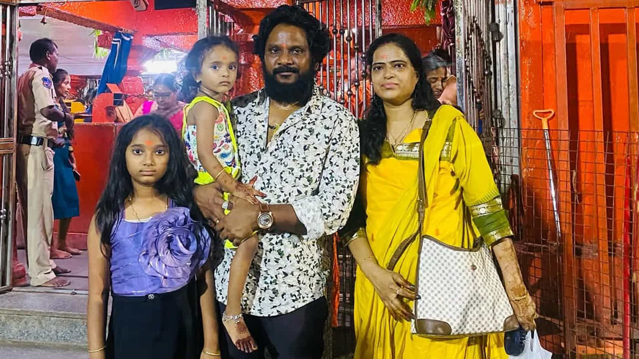 కాగా వరుసగా సినిమాలు చేసిన తాగుబోతు రమేష్ కు మధ్యలో బ్రేక్ వచ్చింది. చాలా రోజుల పాటు సినిమాల్లో కనిపించలేదు. దీంతో జజబర్ధస్త్ లోకి అడుగు పెట్టాడీ కమెడియన్. అక్కడ తన ట్యాలెంట్ తో టీమ్ లీడర్ గా ఎదిగి బుల్లితెర ఆడియన్స్ కు దగ్గరయ్యాడు.