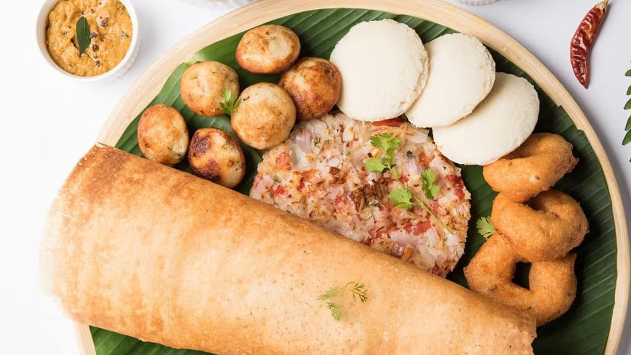 "ఉదయం పూట రాజులా తినాలి" అని పెద్దలు ఊరికే అనలేదు. రాత్రంతా ఖాళీ కడుపుతో ఉన్న మన శరీరానికి ఉదయం అందించే అల్పాహారమే రోజంతటికీ కావలసిన శక్తిని, ఉత్సాహాన్ని ఇస్తుంది. కానీ నేటి ఆధునిక కాలంలో చాలా మంది సమయం లేక బ్రేక్ఫాస్ట్ను పూర్తిగా నిర్లక్ష్యం చేస్తున్నారు, లేదా మైదా, నూనెతో కూడిన జంక్ ఫుడ్స్ వైపు మొగ్గు చూపుతున్నారు. దీనివల్ల స్థూలకాయం, మధుమేహం, గ్యాస్ట్రిక్ సమస్యలు చిన్న వయసులోనే చుట్టుముడుతున్నాయి.