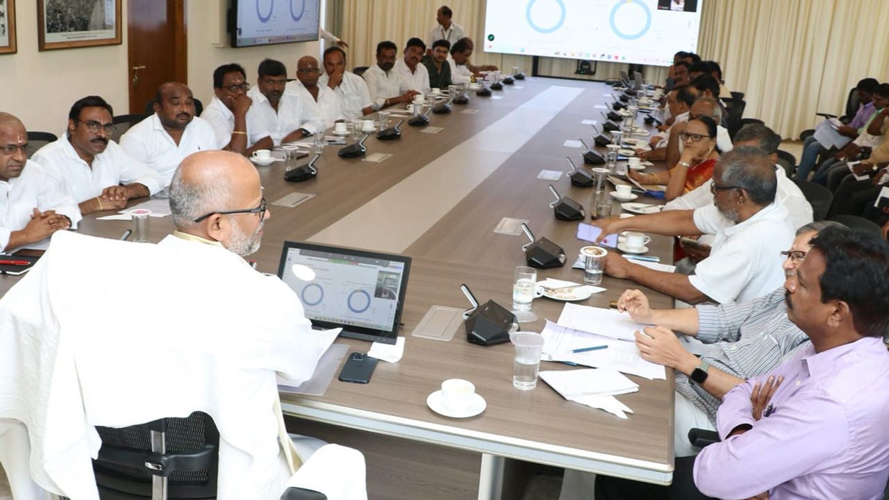 ఎస్వీ అన్న ప్రసాదం ట్రస్ట్ 41 వసంతాలు పూర్తి చేసుకొని భక్తుల విరాళాలతో నడుస్తోంది. వెంకన్న దర్శనం కోసం కొండకు చేరుకున్న భక్తులకు అన్నప్రసాదాలు ఉచితంగా అందించాలని లక్ష్యంతో  1985 ఏప్రిల్ 6న ప్రారంభమైంది. అప్పటి సీఎం ఎన్టీఆర్ ప్రారంభించిన నిత్యాన్న పథకం 1994 ఏప్రిల్ ఒకటిన శ్రీ వెంకటేశ్వర నిత్య అన్నదానం ట్రస్టు గా మారింది. ప్రస్తుతం శ్రీ వెంకటేశ్వర నిత్యాన్న ప్రసాదం ట్రస్టుగా అమలవుతోంది. మొదట ప్రధాన కళ్యాణకట్ట ఎదుట ఉన్న భవనంలో అన్న ప్రసాద వితరణ జరగగా భక్తుల రద్దీ పెరగడంతో వరాహ స్వామి ఆలయం వద్ద పారి భవనాన్ని నిర్మించి మాతృశ్రీ తరిగొండ వెంగమాంబ నిత్యాన్నప్రసాద భవనంగా 2011 జులై 7న అప్పటి భారత రాష్ట్రపతి ప్రతిభా పాటిల్ అందుబాటులోకి తెచ్చారు.

