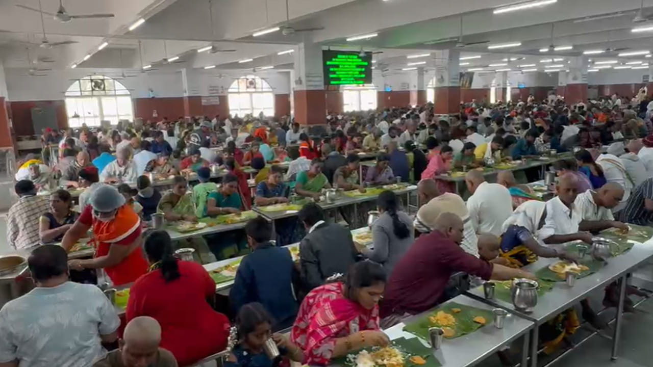 ఇక భక్తుల నుంచి తీసుకున్న ఫీడ్ బ్యాక్ లో దాదాపు 98 శాతానికి పైగా భక్తులు  అన్నప్రసాదం రుచి, నాణ్యత పట్ల సంతృప్తి వ్యక్తం చేసినట్లు గుర్తించింది. అభిప్రాయ సేకరణలో కొందరు భక్తులు అన్నప్రసాదంతో పాటు అదనంగా పప్పును కూడా వడ్డిస్తే మరింత బాగుంటుందని తెలపడంతో టీటీడీ ఆదిశగా చర్యలు చేపడుతోంది. భక్తుల సూచన పట్ల సానుకూలంగా పరిగణిస్తోంది. అవకాశాలను పరిశీలించి అవసరమైన చర్యలు తీసుకోవాలని  అధికారులను సూచించింది. ప్రస్తుతం అన్నం తో పాటు వెజిటబుల్ కర్రీ, సాంబారు, రసం, మజ్జిగ, చట్ని, చక్కెర పొంగలితో పాటు వడను కూడా వడ్డించనున్నారు. ఇలా ఏడు రకాల రుచులను అన్నప్రసాదంగా  
అందిస్తున్న టీటీడీ ఇకపై పప్పును జోడించాలని భావిస్తోంది. ఈ మేరకు టీటీడీ పాలకమండలి సమావేశంలో చర్చించబోతోంది.