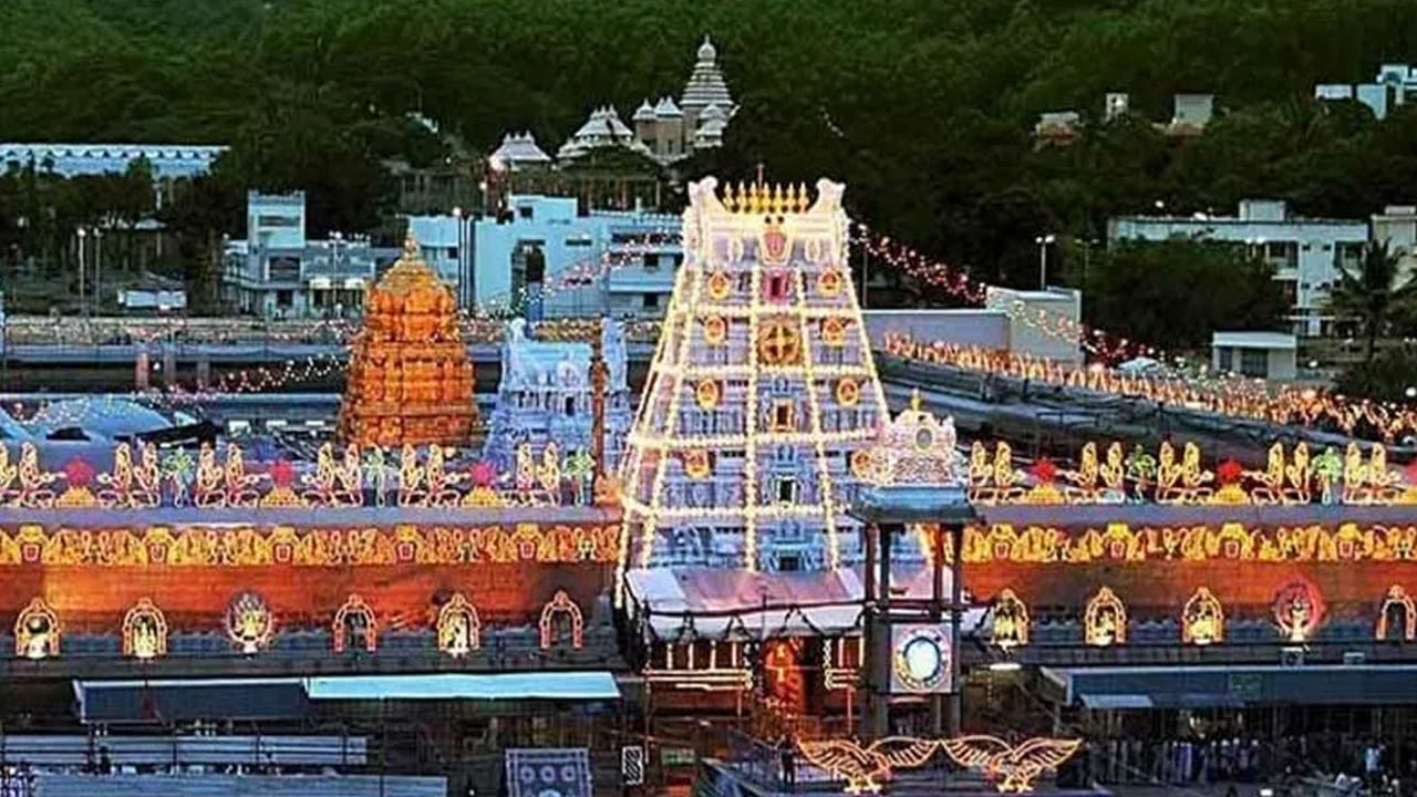 అయితే, ఆశ్చర్యకరమైన విషయం ఏమిటంటే..   తలుపులు తెరిచిన వెంటనే గర్భగుడిలోకి అడుగుపెట్టే మొదటి వ్యక్తి వీరిలో ఎవరూ కాదు. ఆ గౌరవం యాదవ వంశానికి చెందిన 'సన్నిధి గొల్ల'కు దక్కుతుంది.  ద్వారాలు తెరుచుకున్న వెంటనే చేతిలో పవిత్ర దీపంతో గర్భగుడిలోకి ప్రవేశించి, శ్రీవారి సన్నిధిలో తొలి సేవ చేసే భాగ్యం సన్నిధి గొల్లకే లభిస్తుంది. ఆ తర్వాత మాత్రమే అర్చకులు, జియ్యంగార్ స్వామి తదితరులు లోపలికి ప్రవేశించి నిత్యకైంకర్యాలను ప్రారంభిస్తారు.