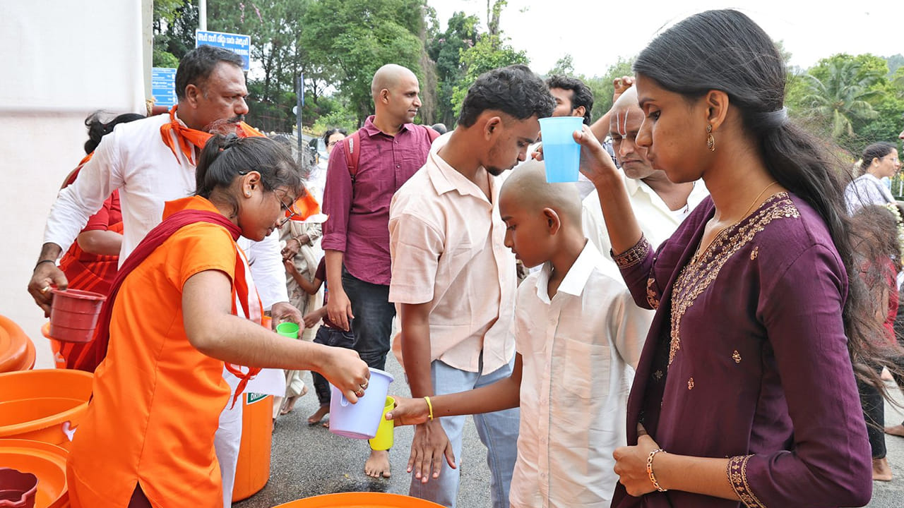 అన్న ప్రసాద విభాగం సేవలు ఇవే... భక్తులు వేచి ఉండే క్యూలైన్లలో 29 పాయింట్లలో భక్తులకు అన్న ప్రసాద పంపిణీ చేస్తుంది టీటీడీ. ఒక్కో పాయింట్ దగ్గర నలుగురు ఉండి శ్రీవారి సేవకులు భక్తులకు అన్న ప్రసాదాలు, టీ, కాఫీ, పాలు, మజ్జిగ పంపిణీ చేస్తోంది.