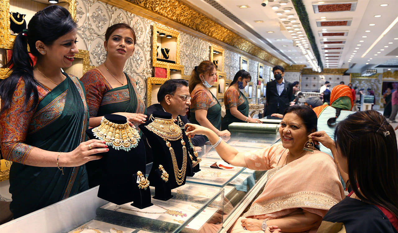 Gold Price Today: బంగారం, వెండి ధరలకు బ్రేకులు.. ఇప్పుడు తులం ధర ఎంత ఉందంటే..!
