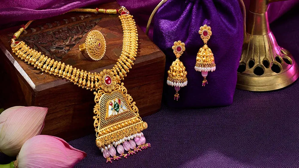 Gold Price Today: ఊహించని విధంగా పతనం.. భారీగా తగ్గిన బంగారం, వెండి ధరలు..!