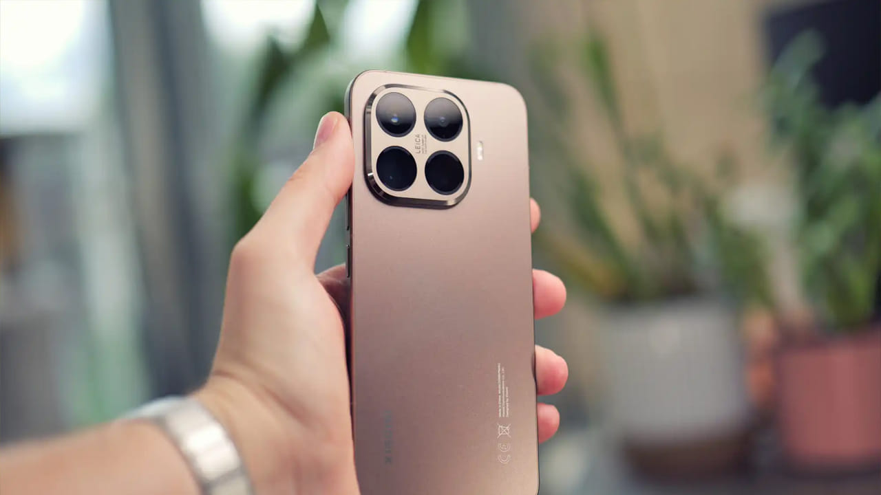  Xiaomi 15T Pro: తక్కువ బడ్జెట్‌లో అద్భుతమైన వీడియోలు తీయాలనుకునే వారికి షియోమీ 15T ప్రో ఒక మంచి ఎంపిక. ఇందులో 50MP ప్రధాన, 12MP అల్ట్రా వైడ్, 50MP టెలిఫోటో, 32MP ఫ్రంట్ కెమెరాలు ఉన్నాయి. ముందు కెమెరా వీడియోను 4k/30fps వద్ద, వెనుక కెమెరా వీడియోను 8k/30fps వద్ద తీయవచ్చు. 8K వీడియో రికార్డింగ్ సౌకర్యం ఈ ఫోన్ అతిపెద్ద ప్లస్ పాయింట్. ఇది మంచి పనితీరు, ప్రీమియం డిజైన్‌ను కలిగి ఉంది.